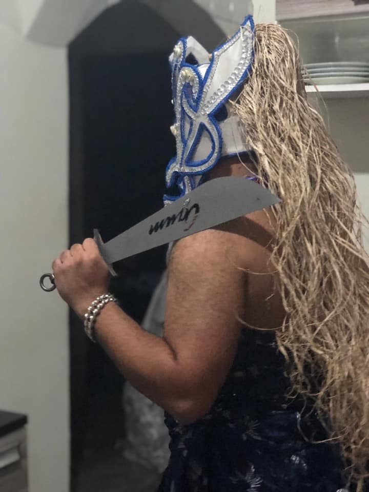 Saída de Orixá com coroa e adê