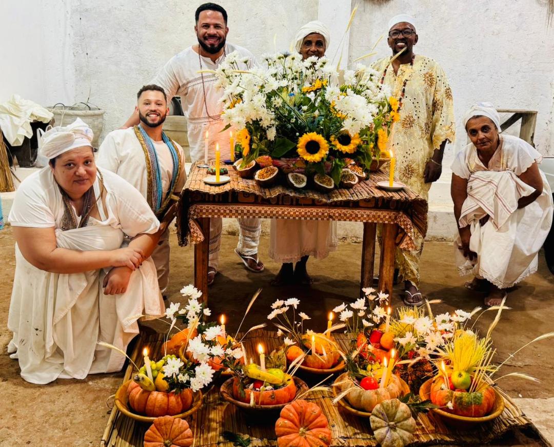 Mesa de oferendas com flores e velas — celebração ancestral