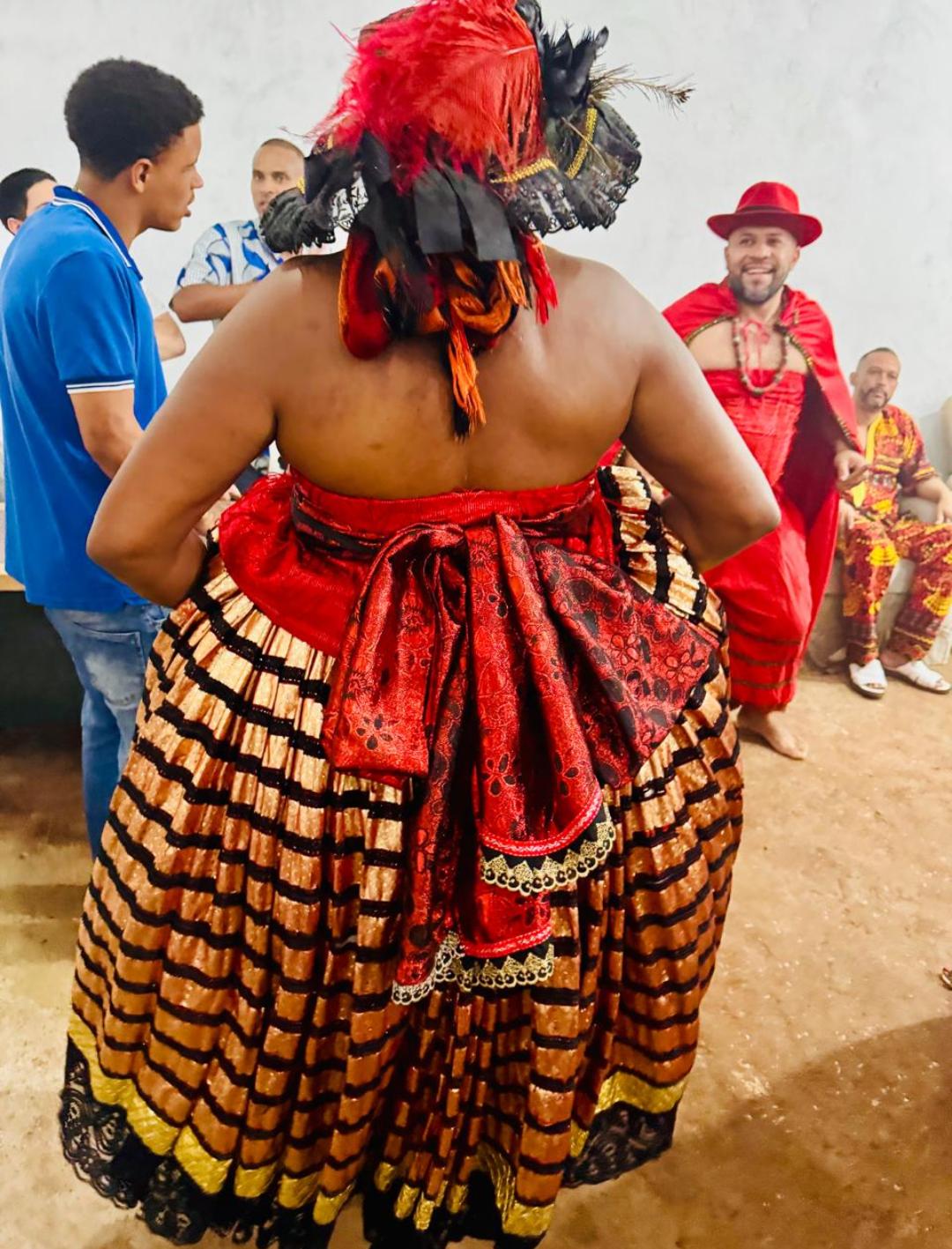 Orixá em vestimenta de festa pública