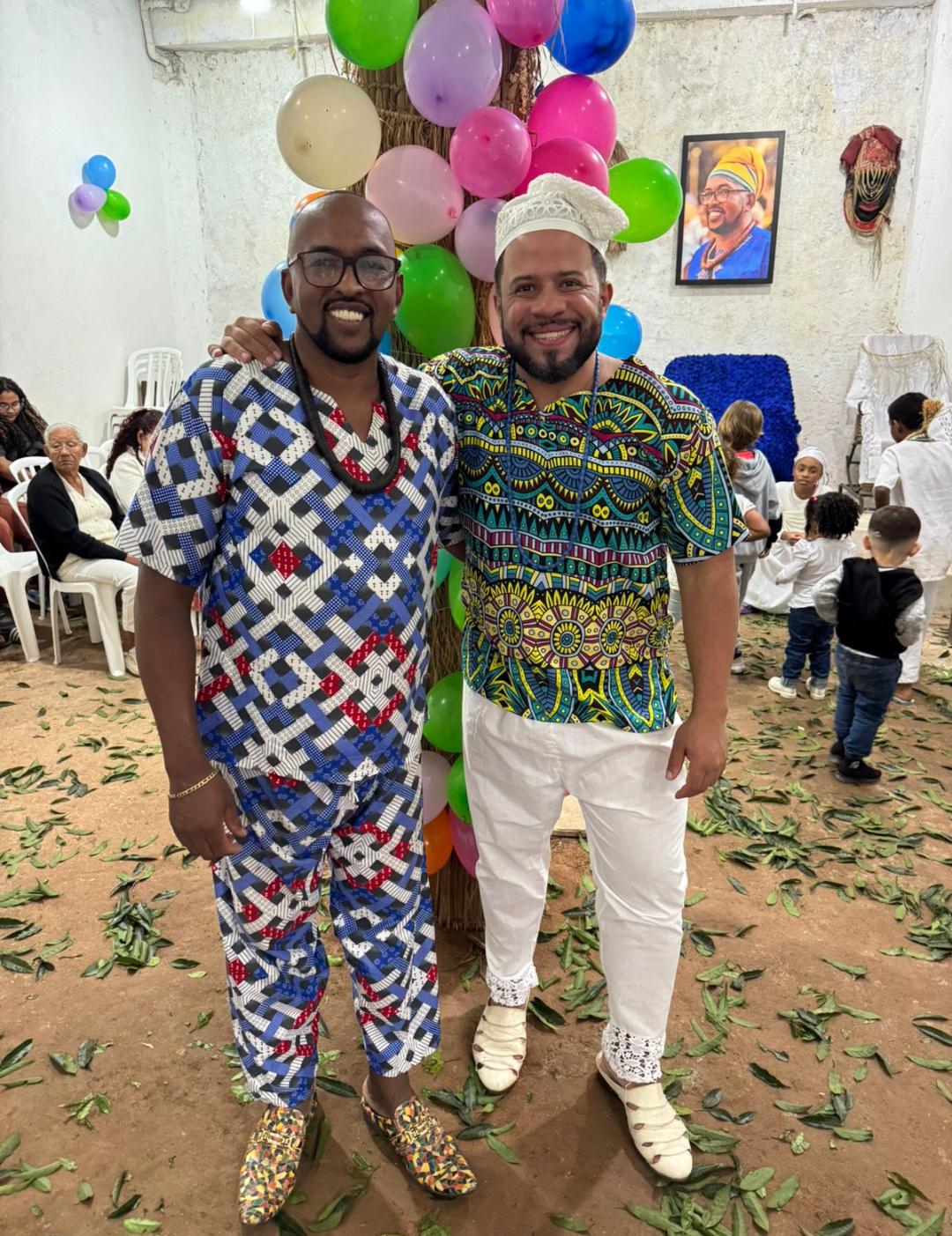 Babalorixá com convidado em festa pública