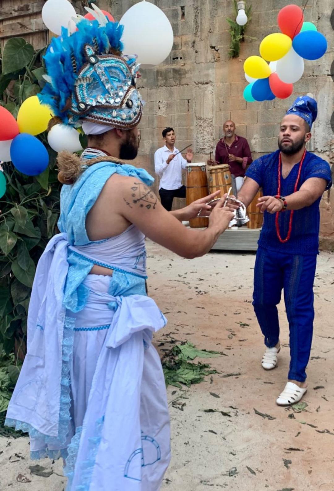 Saída de Orixá com atabaques ao fundo