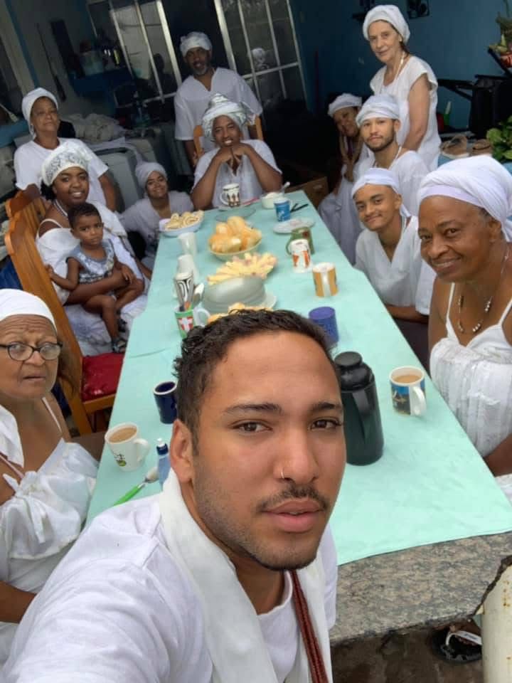 Comunidade reunida em celebração ancestral