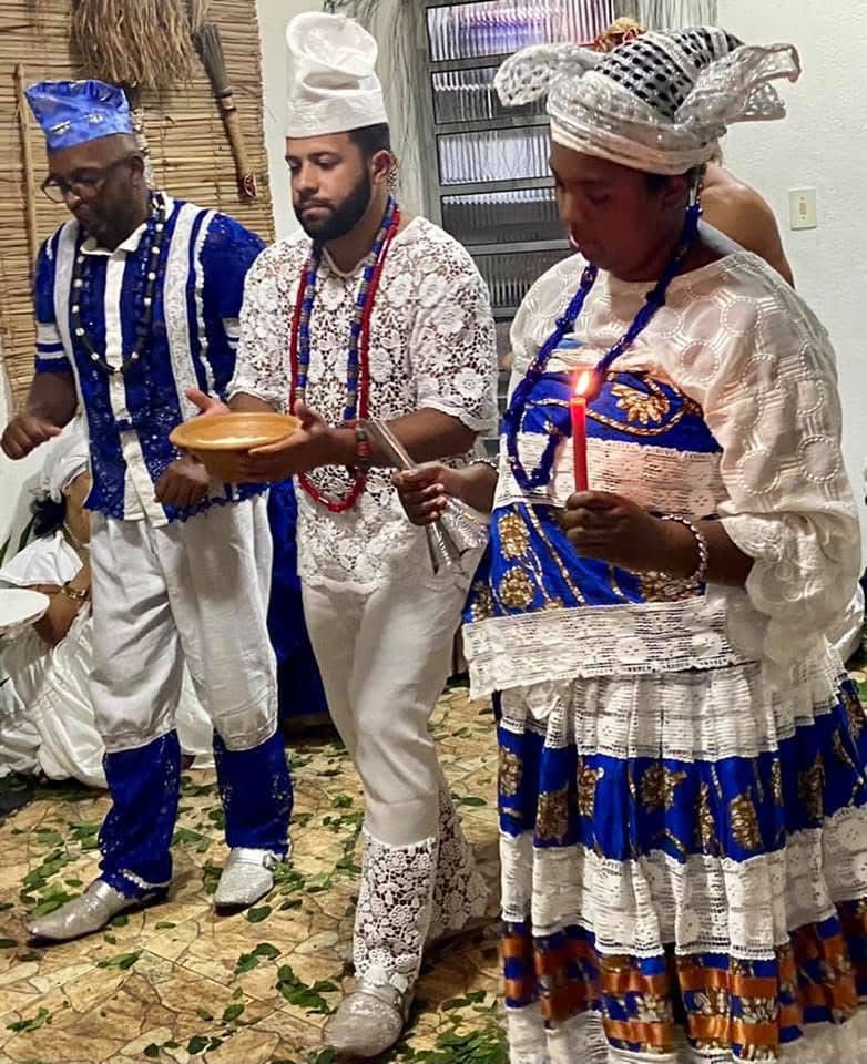 Babalorixá e Yalorixás em vestimentas rituais
