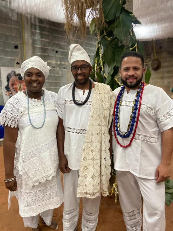 Babalorixá com convidados em festa pública