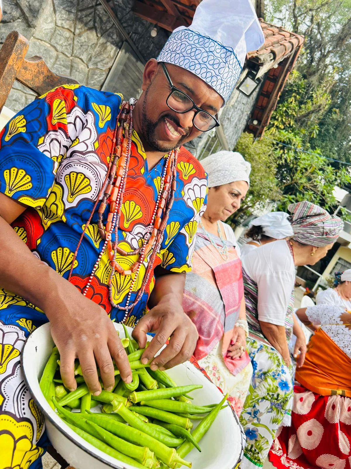 Babalorixá preparando oferendas com a comunidade