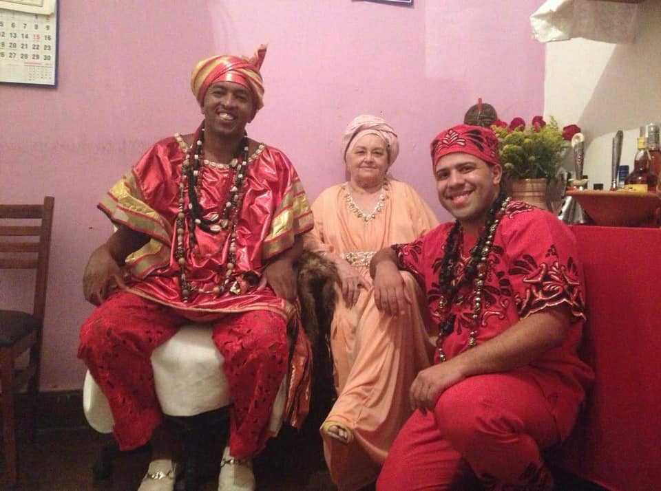 Babalorixá com família de santo — anos 2000