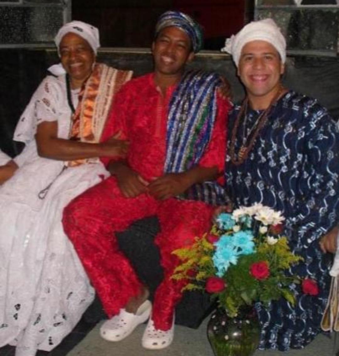 Babalorixá com Yalorixá e filho de santo — anos 2000
