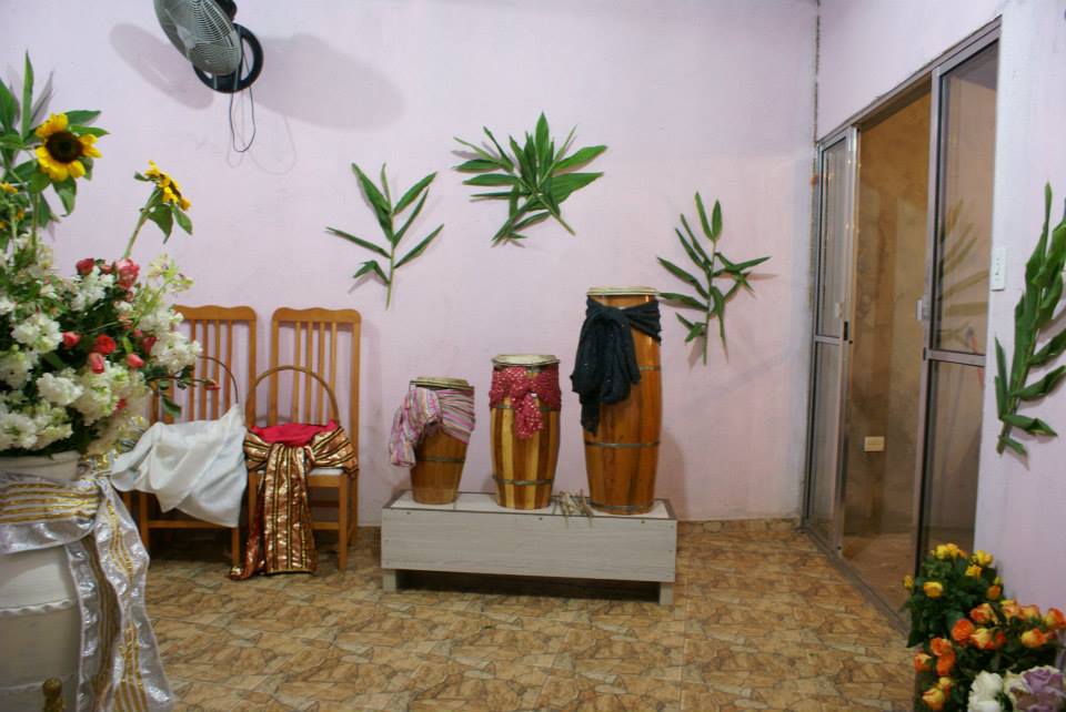 Atabaques preparados para o toque sagrado — 2009