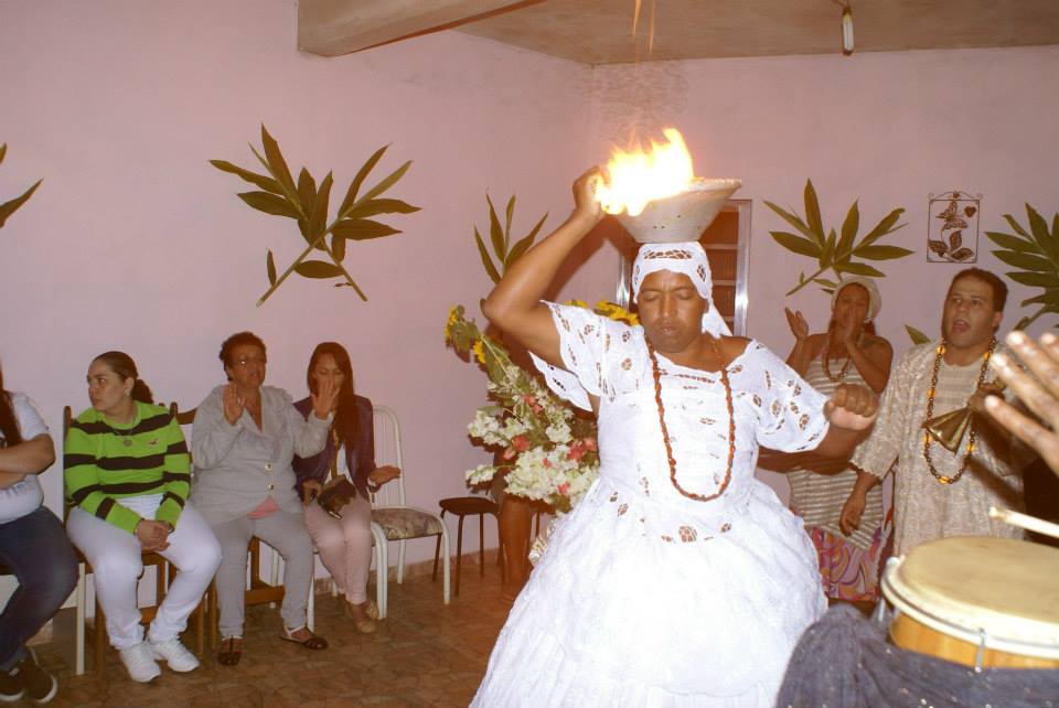 Yalorixá dançando com vaso de fogo — 2009