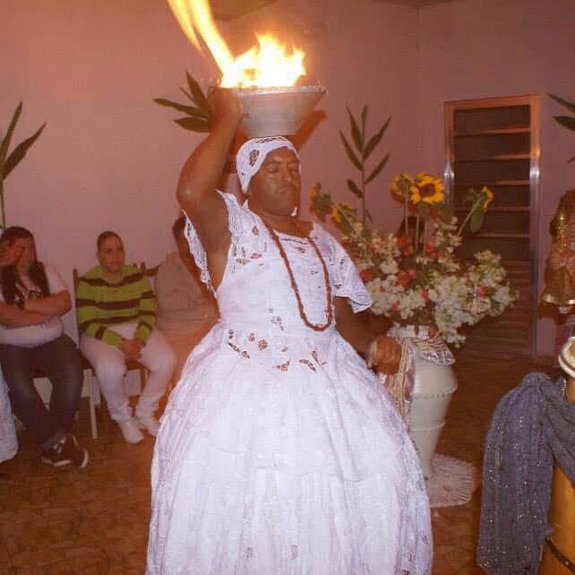 Yalorixá com vaso de fogo em ritual de fundação — 2009