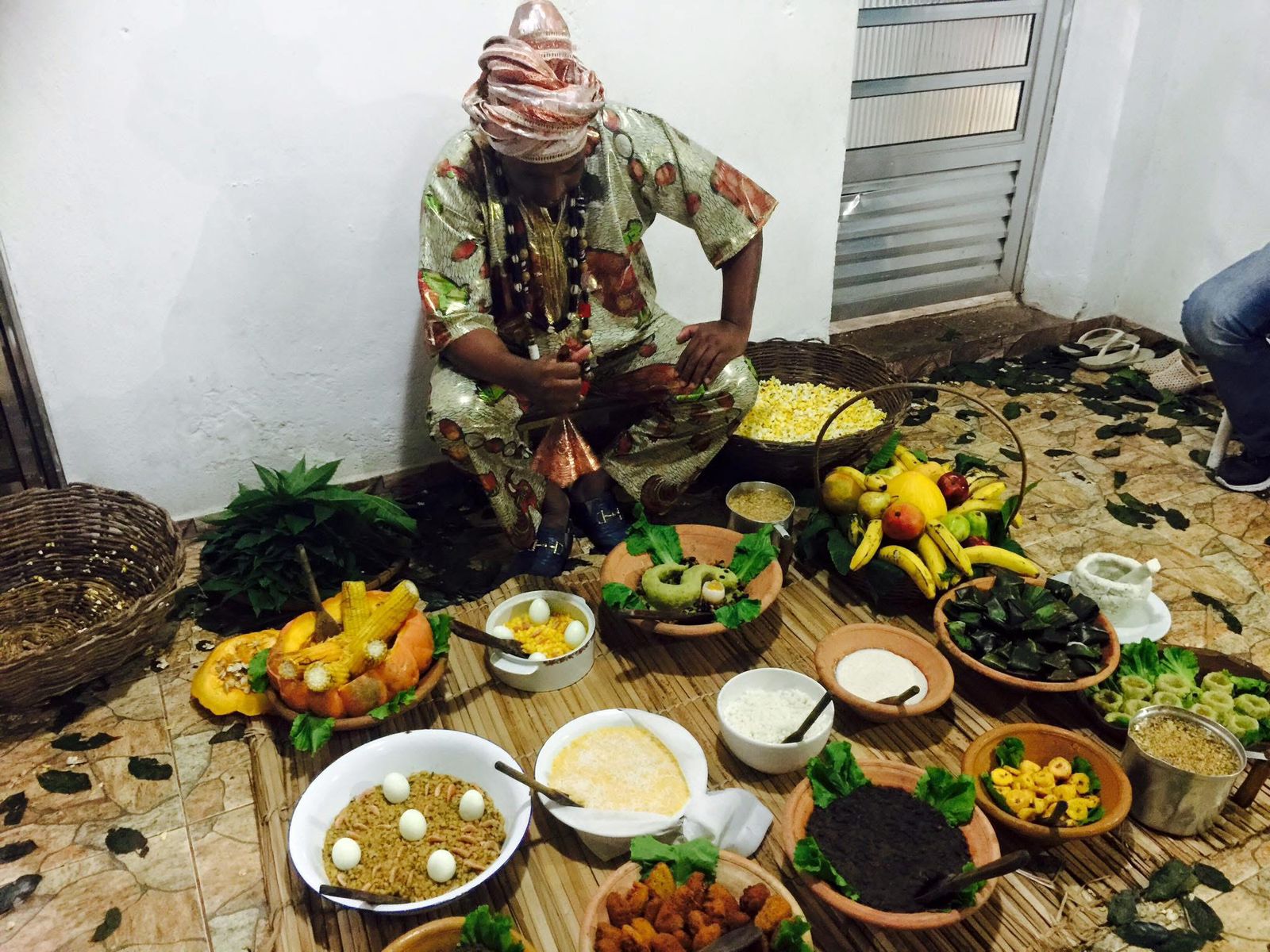 Babalorixá com oferendas e comidas ancestrais