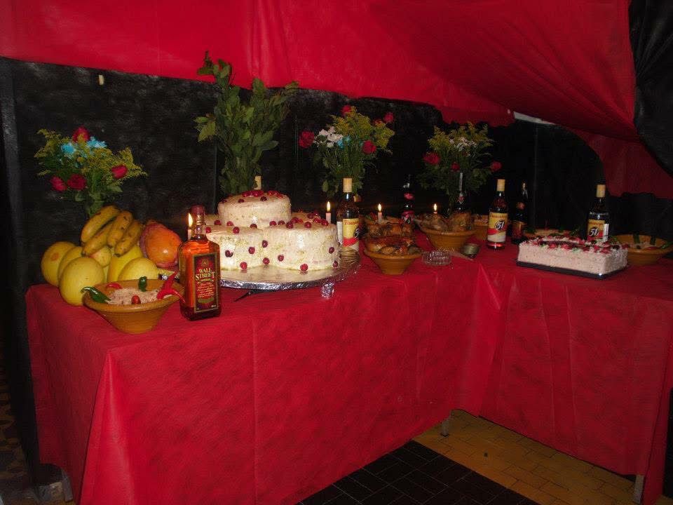 Mesa de oferendas com bolos e frutas