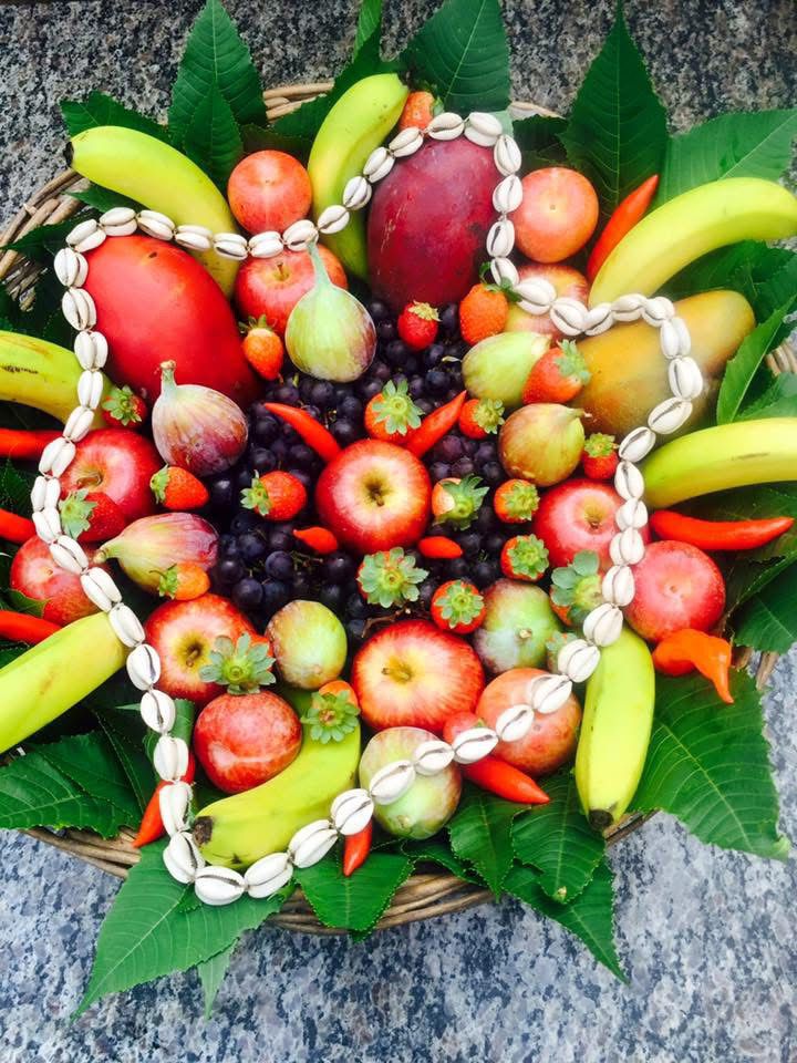 Cesta de frutas com búzios — oferenda ancestral