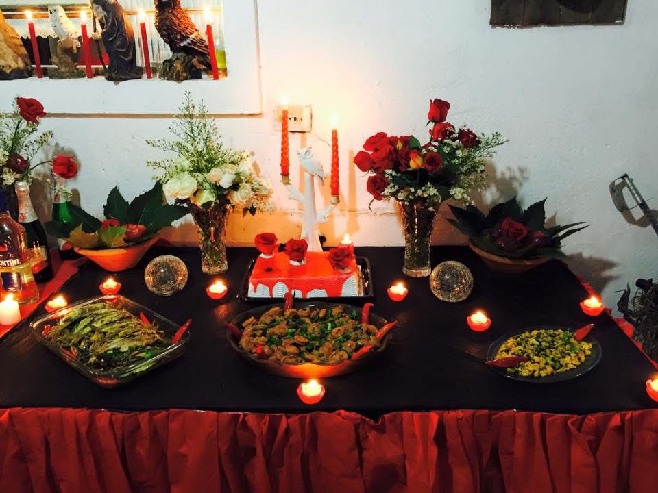 Mesa ritual com velas, flores e oferendas