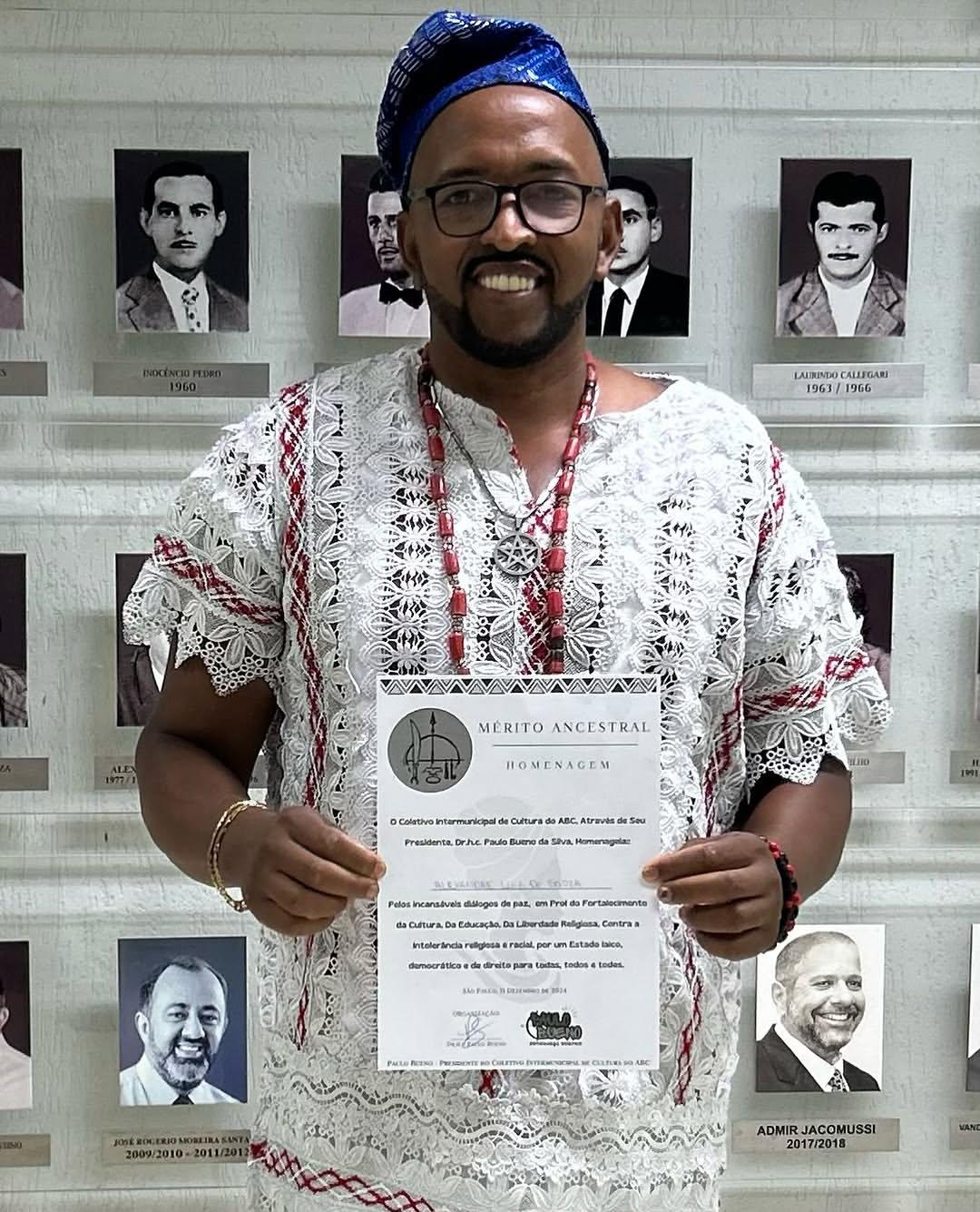 Babalorixá Alexandre recebendo o Mérito Ancestral — 2024